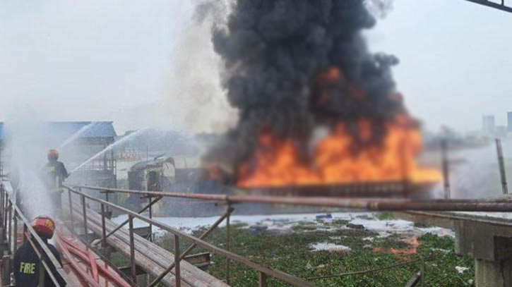 বুড়িগঙ্গায় তেলের ড্রামবাহী ট্রলারে আগুন, একজনের মরদেহ উদ্ধার