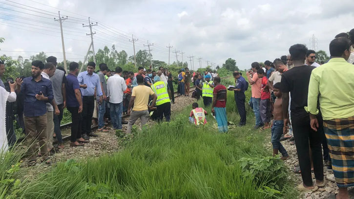 নরসিংদীতে ট্রেনে কাটা পড়ে ৫ জন নিহত