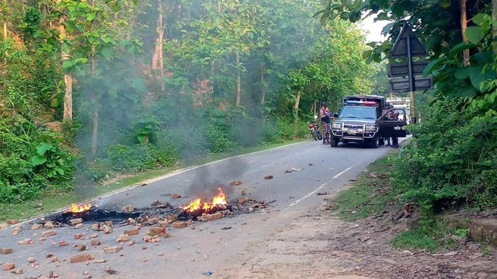 খাগড়াছড়ি ও রাঙামাটিতে চলছে সড়ক অবরোধ