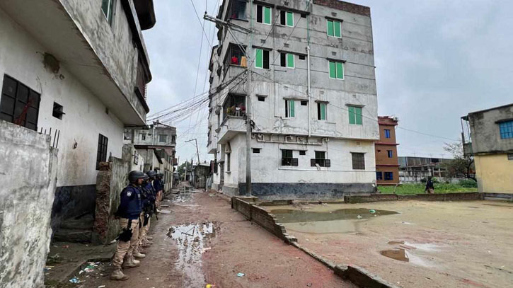 রূপগঞ্জে জঙ্গি আস্তানা সন্দেহে বাড়ি ঘিরে রাখা হয়েছে