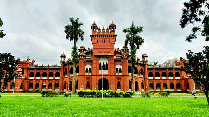 অনির্দিষ্টকালের জন্য বন্ধ ঘোষণা ঢাবি, হল ত্যাগের নির্দেশ