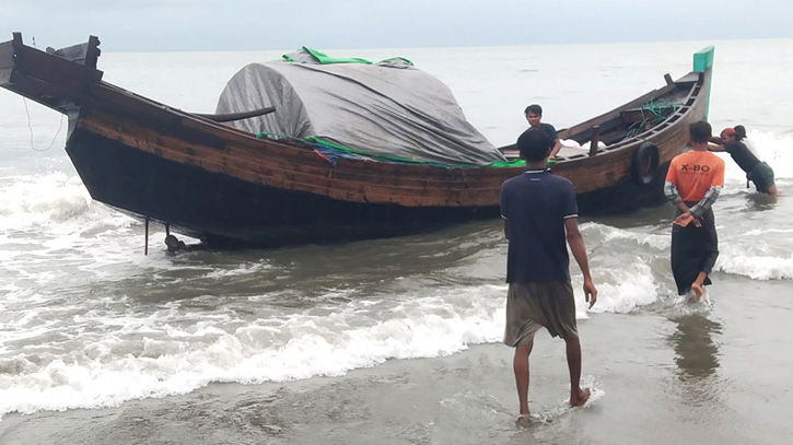 বিজিপি-রোহিঙ্গাসহ ৩৩ যাত্রী নিয়ে সেন্ট মার্টিনে মিয়ানমারের ট্রলার