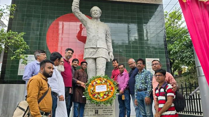 কেটিআরইউর নবনির্বাচিত নেতৃবৃন্দের জাতির পিতার প্রতিকৃতিতে শ্রদ্ধা নিবেদন 