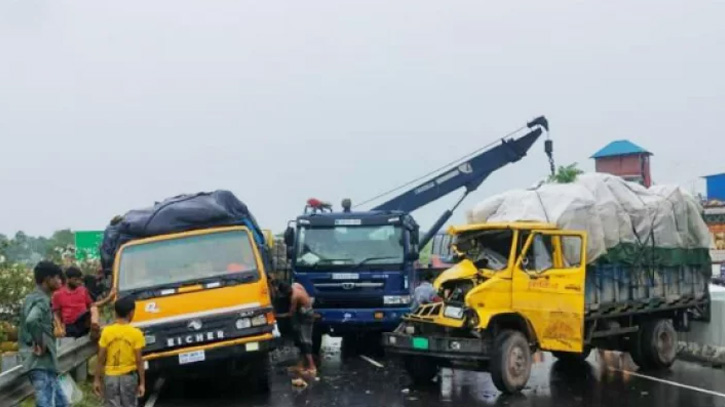 বঙ্গবন্ধু এক্সপ্রেসওয়েতে তিন ট্রাকের সংঘর্ষ