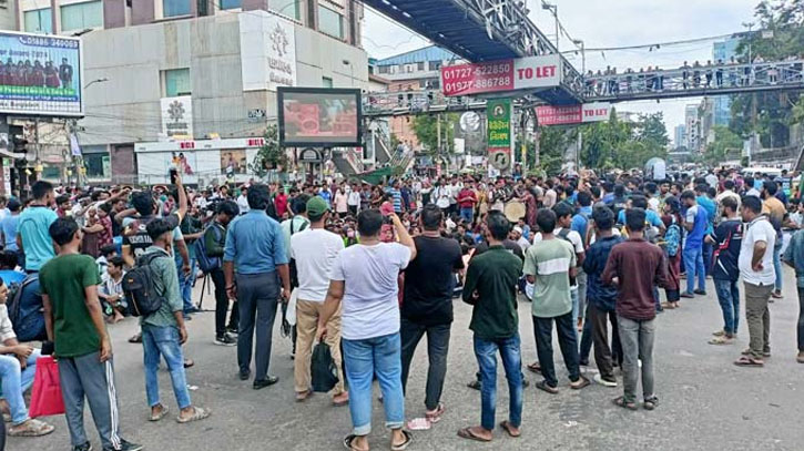 রাজধানীর সায়েন্সল্যাবে শিক্ষার্থীদের অবরোধ, যান চলাচল বন্ধ