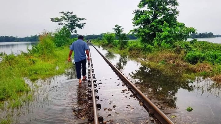 লাইনে পানি, সিলেট-কুলাউড়া রেলপথে ধীরগতিতে চলছে ট্রেন