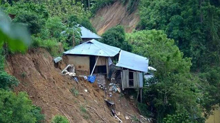 কক্সবাজারে পাহাড় ধসে শিশুসহ নিহত ২ 