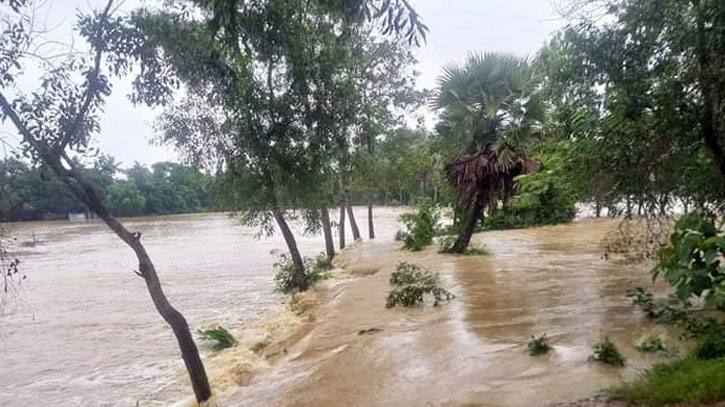 বিপৎসীমার ওপরে মুহুরী, বাঁধ ভেঙে প্লাবিত বিস্তীর্ণ এলাকা