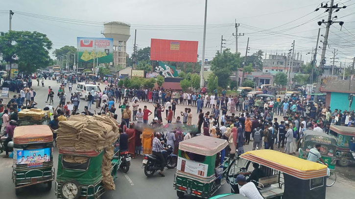 খুলনা-যশোর মহাসড়কের নতুন রাস্তা মোড় অবরোধ শিক্ষার্থীদের