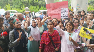 ঢাবির কার্জন হলের সামনে শিক্ষক-শিক্ষার্থীদের অবস্থান