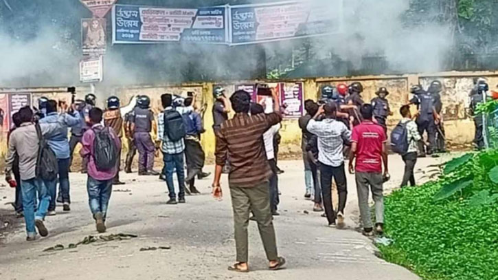 কুমিল্লায় শিক্ষার্থীদের সঙ্গে পুলিশের ধাওয়া-পাল্টা ধাওয়া