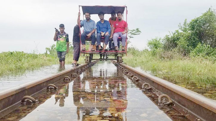 রেললাইনে পানি ওঠায় কুলাউড়ায় ট্রেনের গতি কমানোর নির্দেশ