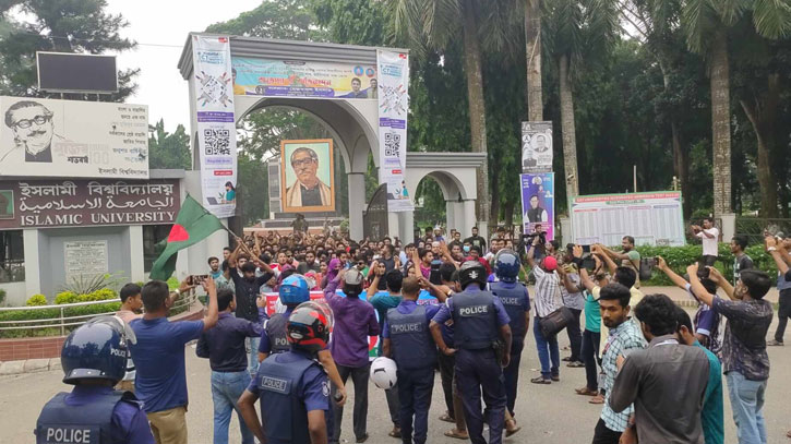 পুলিশি বাধা উপেক্ষা করে ইবি শিক্ষার্থীদের মহাসড়ক অবরোধ 